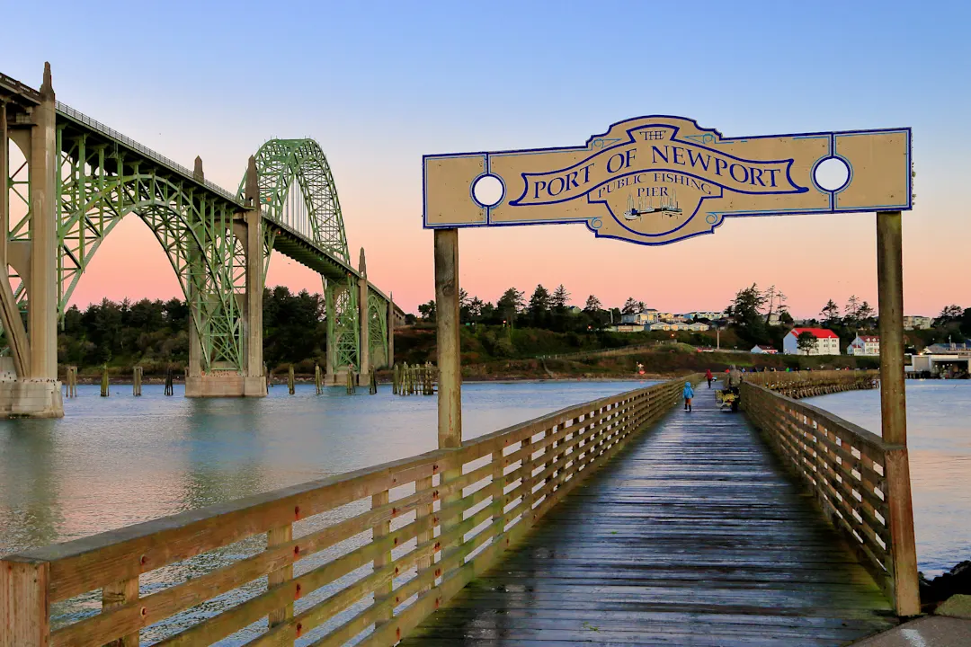 Yaquina Bay bei Sonnenuntergang in Newport, Oregon, USA.