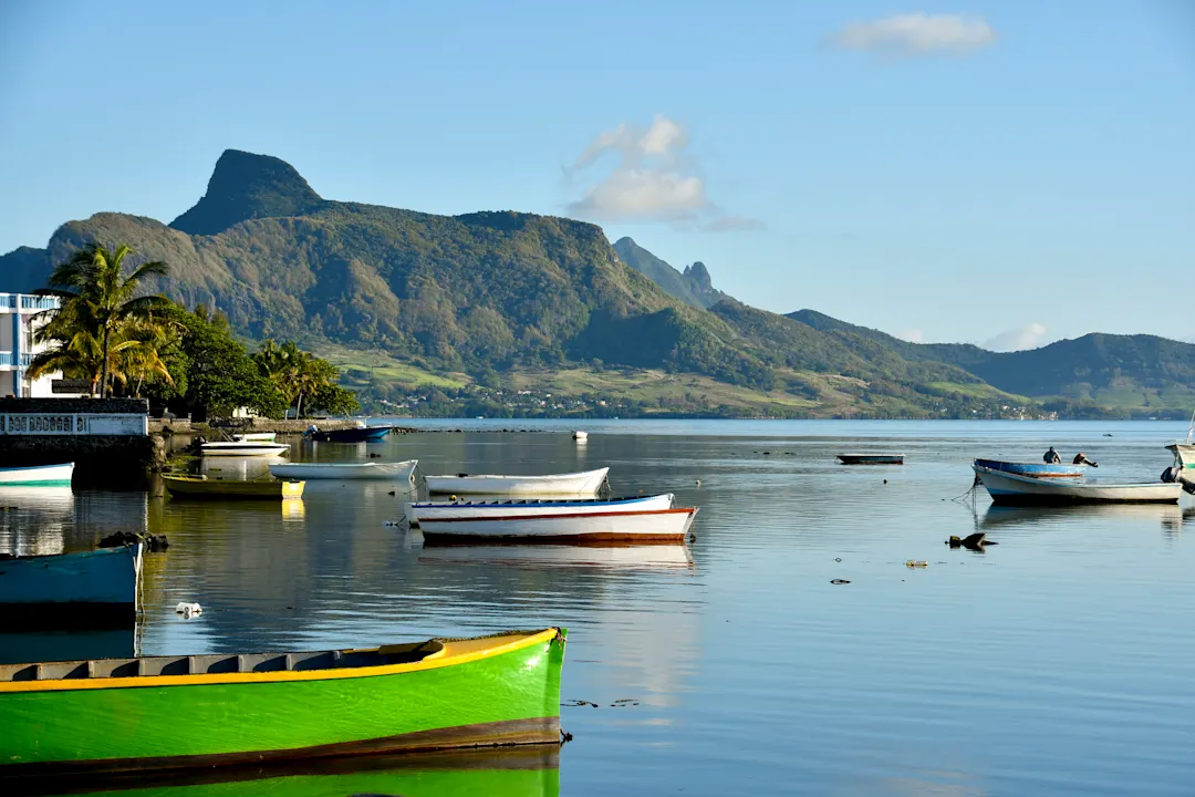 Segelboote in der Lagune vor Mountain Lion, Mahebourg Lagune, Mauritius.