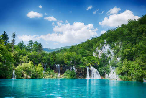 Blick auf den Nationalpark Plitvicer Seen im Norden Kroatiens.