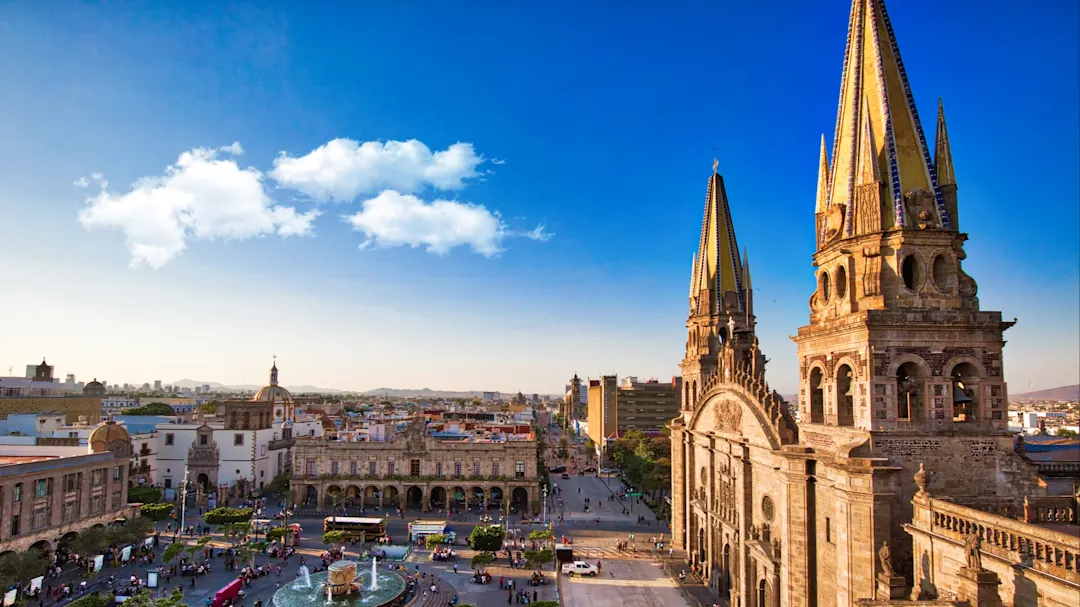 Panorama der historischen Kathedrale von Guadalajara mit umliegendem Platz. Guadalajara, Jalisco, Mexiko.