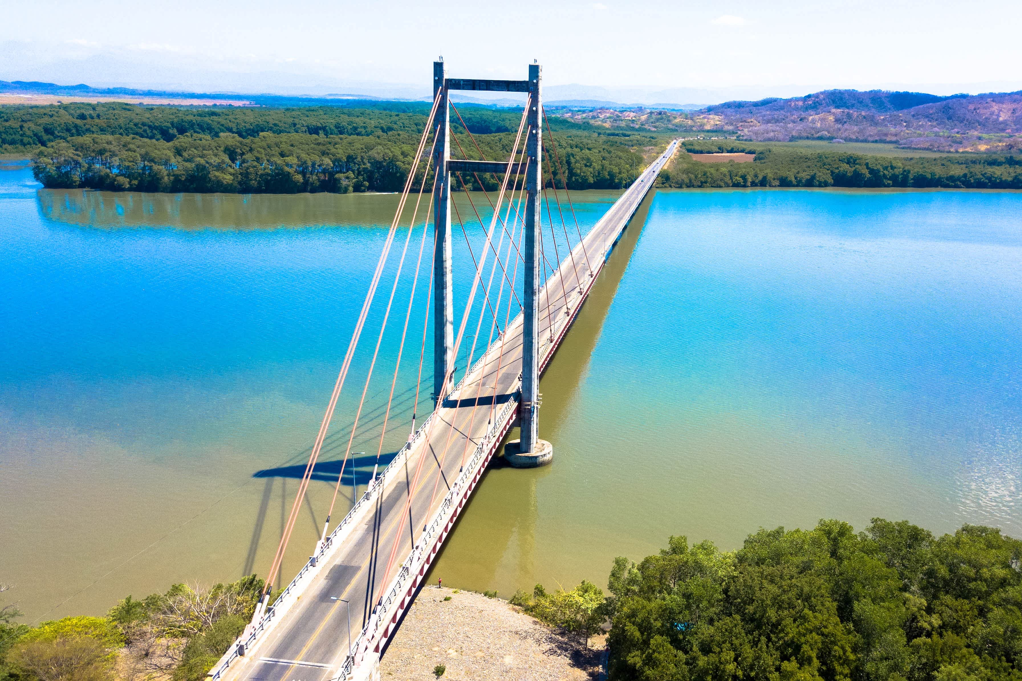 Amistad-Brücke auf Rio Tempisque, die den Interamerikanischen Highway mit der Nicoya-Halbinsel, Provinz Guanacaste, Costa Rica verbindet