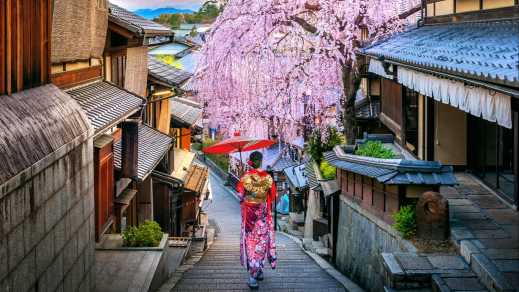Eine Frau im Kimono, historischen Stadtteil von Kyoto (Higashiyama), Japan