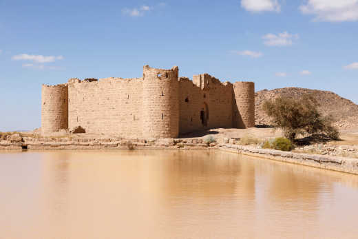 Die Ruinen einer Burg in der Nähe der Stadt Tabuk, Saudi-Arabien.