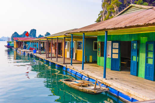 Schwimmende Häuser im Dorf Cua Van, Halong Bay, Vietnam