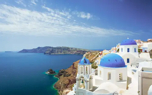 Griechenland, Kykladen, Santorin Blick auf weiße Gebäude und das Meer in Santorin, Kykladen, Griechenland
