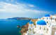 Le magnifique village d'Olbia, sur l'île de Santorin en Grèce, et ses bâtiments blancs aux toits bleus. Une île des Cyclades particulièrement prisée par les voyageurs du monde entier.