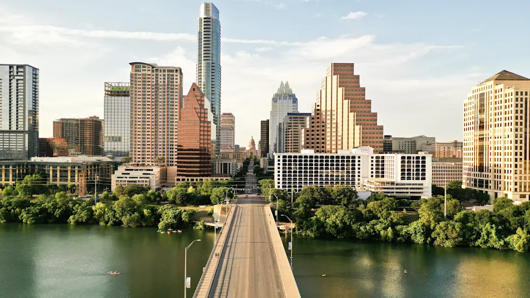 Luftbild der Skyline von Austin mit dem Colorado River im Vordergrund. Austin, Texas, USA.