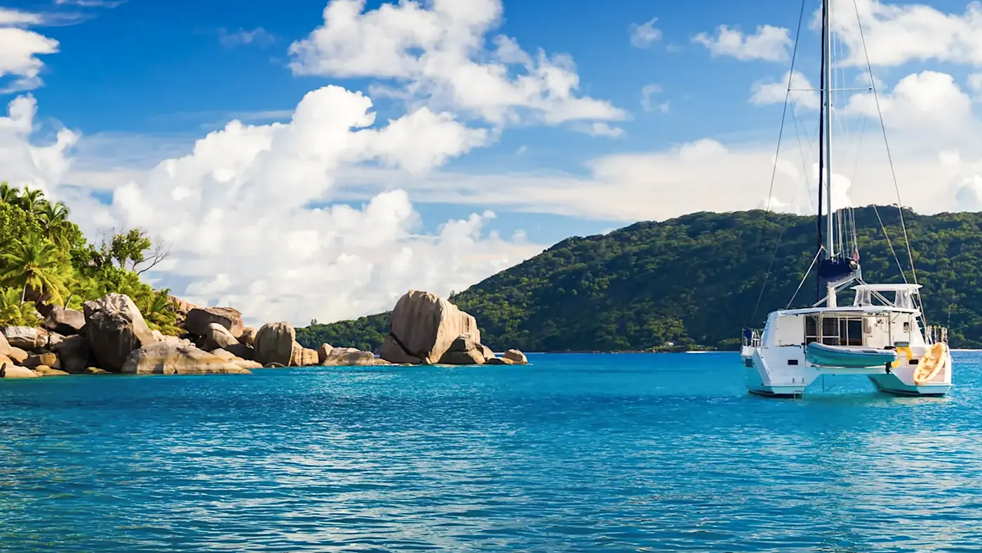 Catamaran à proximité du rivage des Seychelles