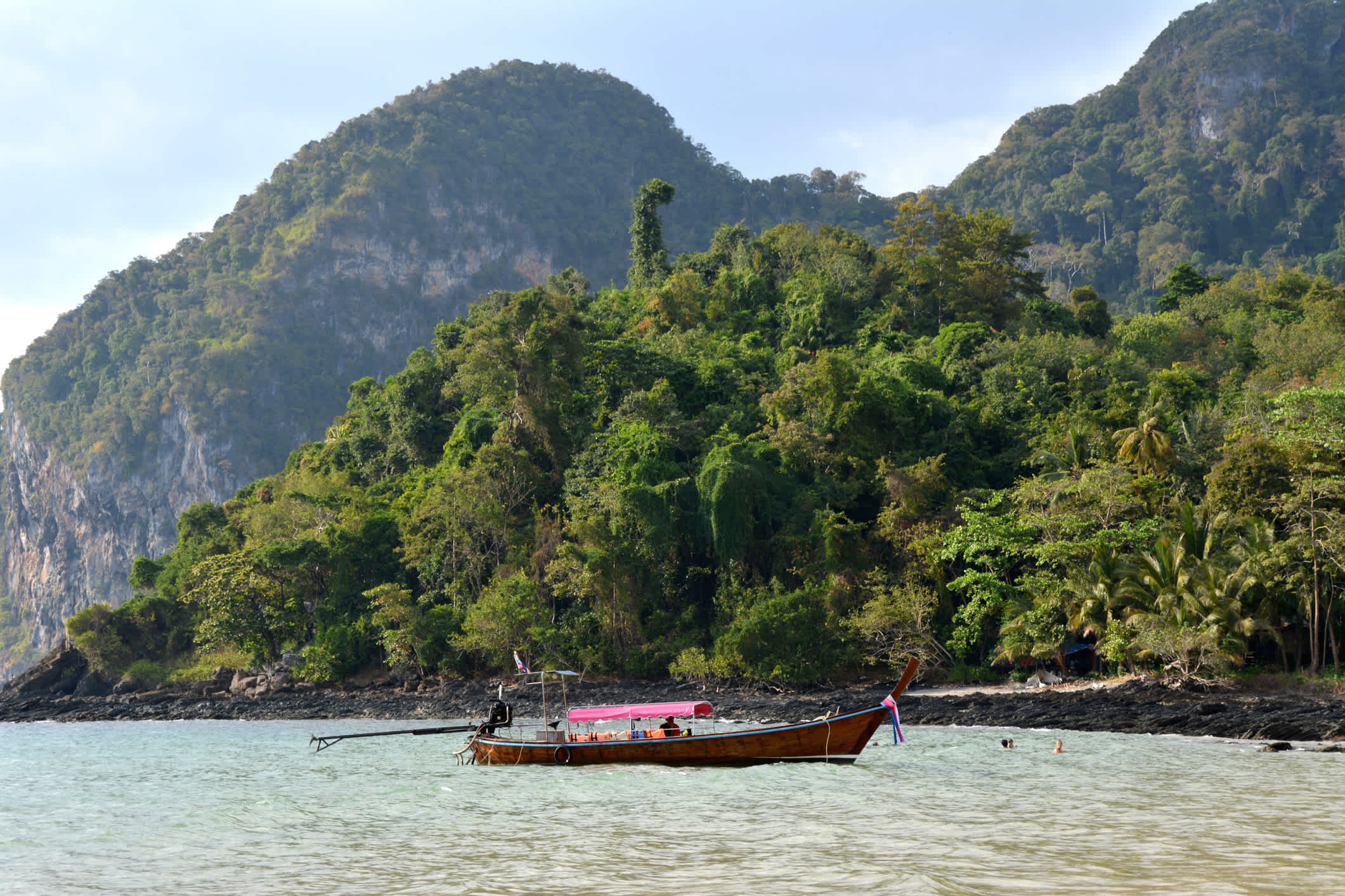Bateau en bois au large de l'île de Koh Mook