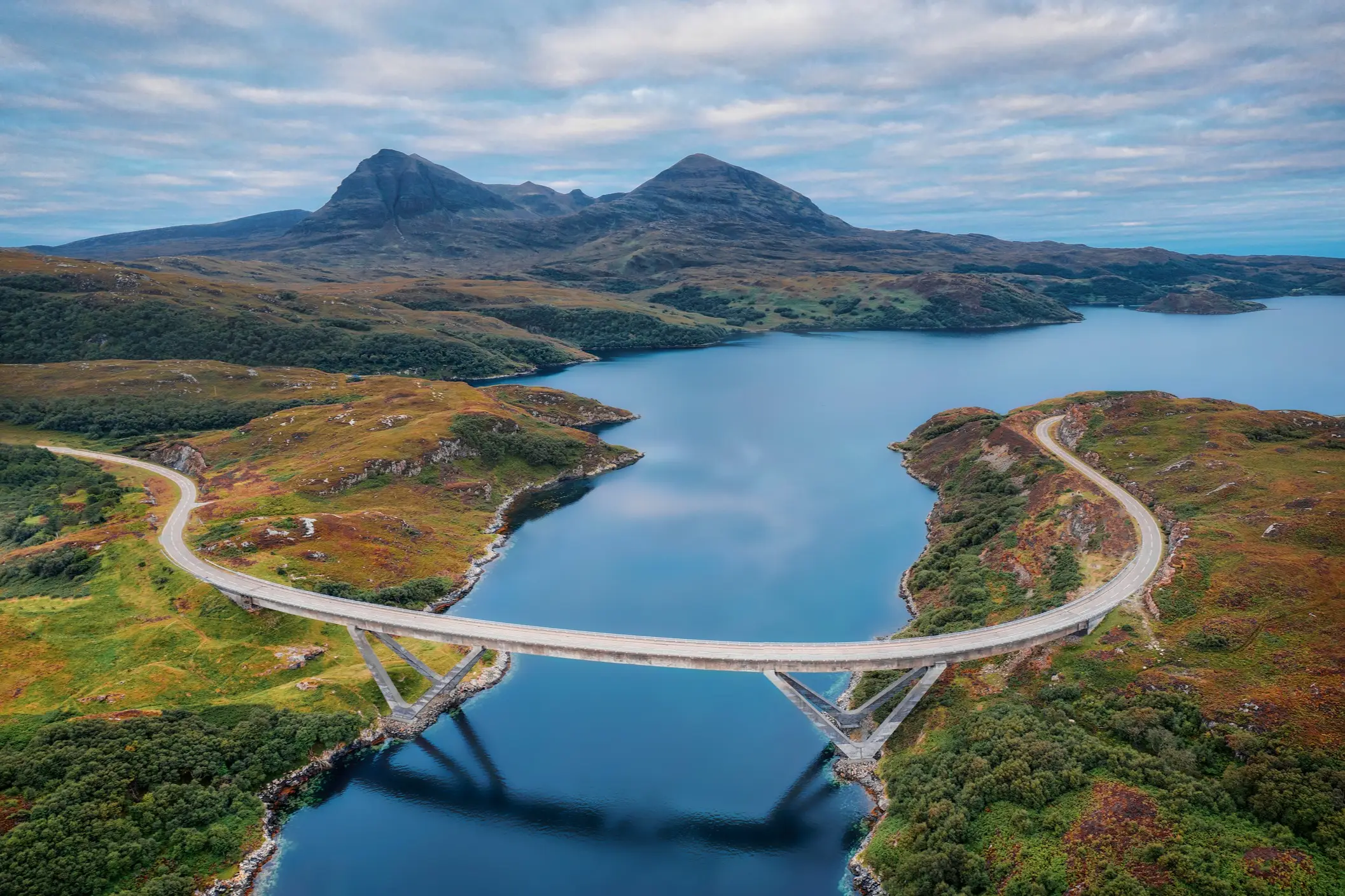Schottland, NC500, Kylesku Bridge Kylesku Bridge entlang der NC500 in Nordschottland, aufgenommen im August 2020, nachbearbeitet mit Exposure Bracketing