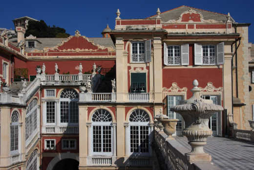Façade d'un palais classé au patrimoine mondial de l'UNESCO à Gênes, Italie


