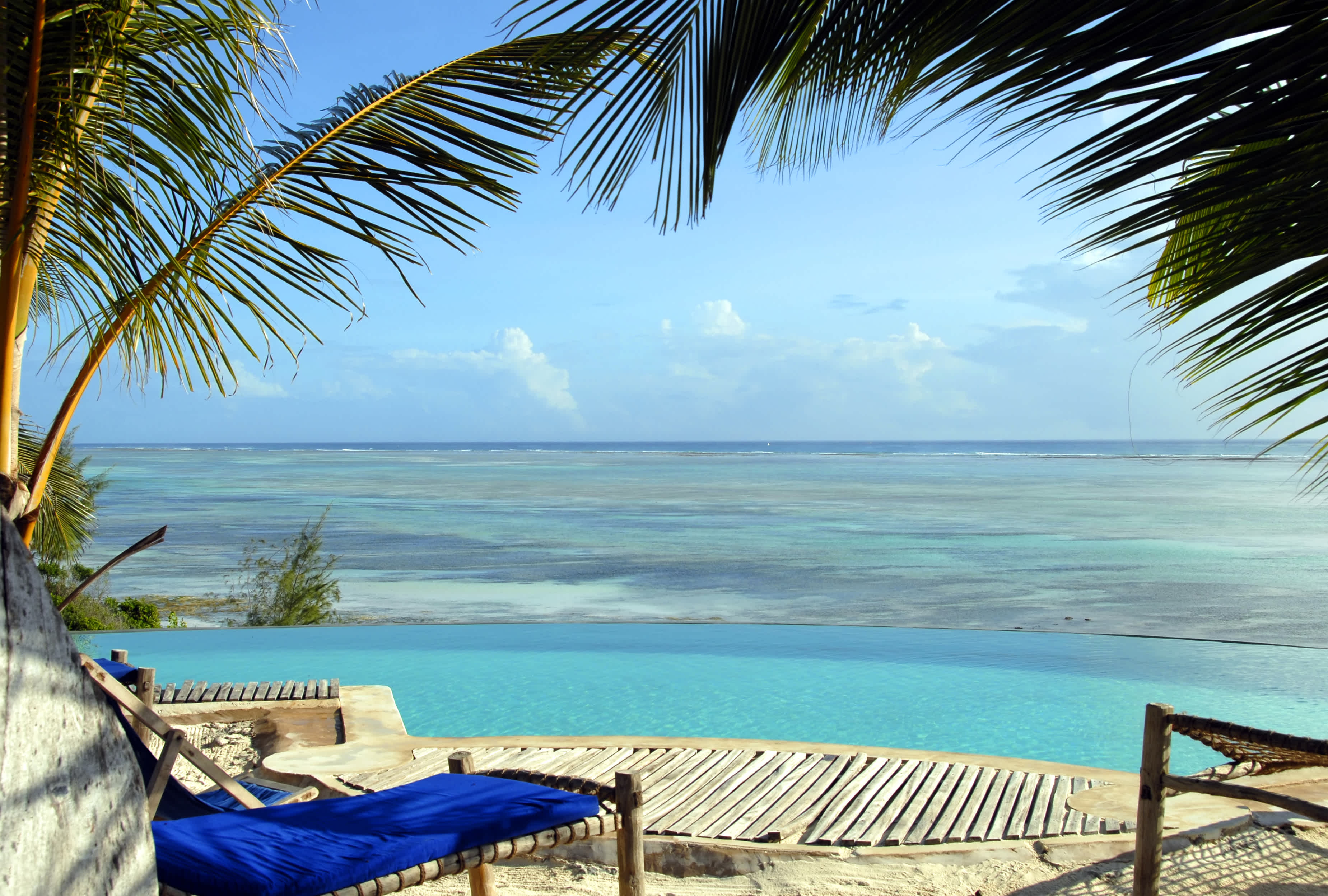 Infinity-pool mit Blick auf den Ozean in Kiwengwa Beach, Sansibar, Tanzania.