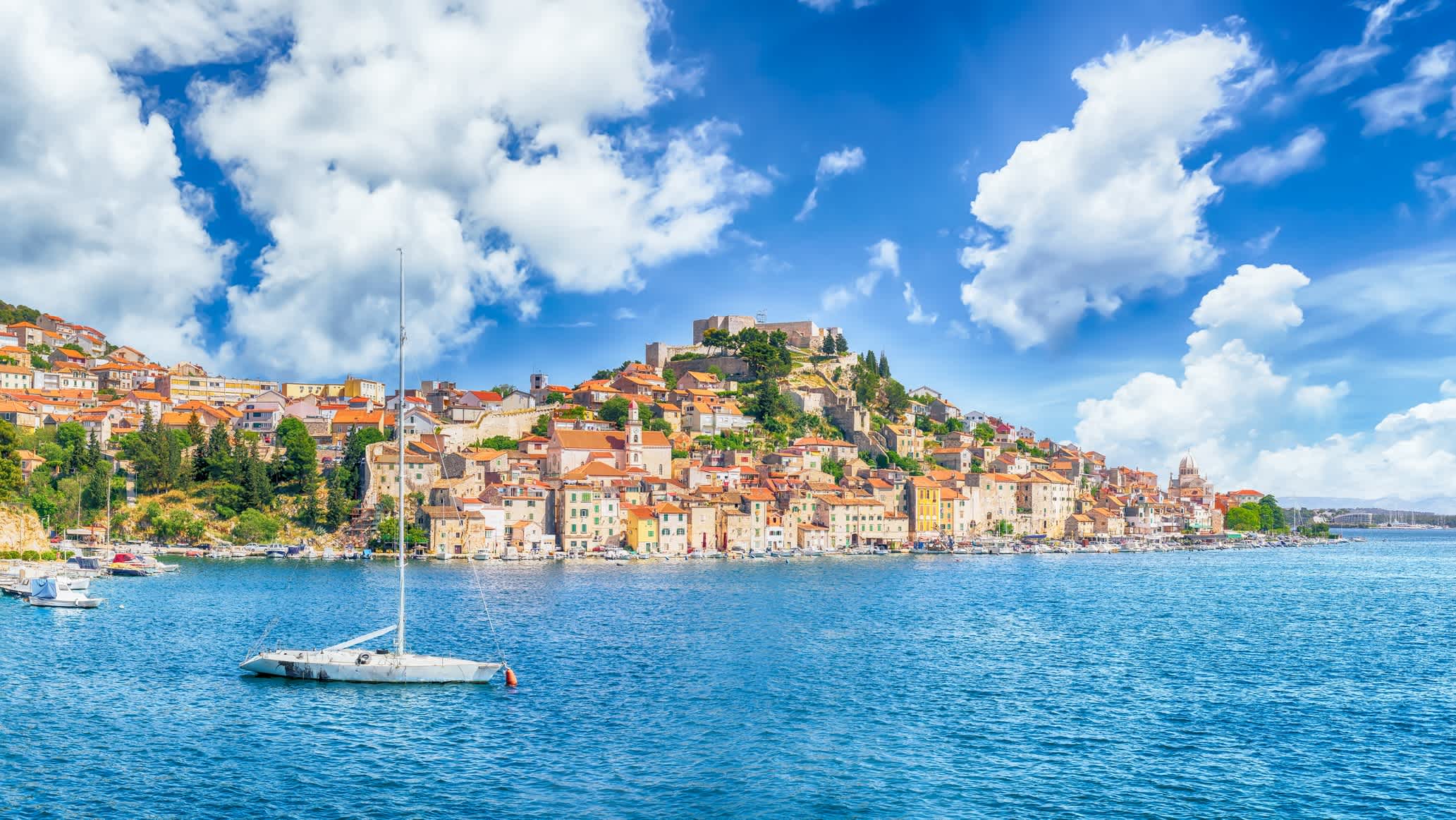 Landschaft mit Sibenik, dalmatinische Küste der Adria, Kroatien

