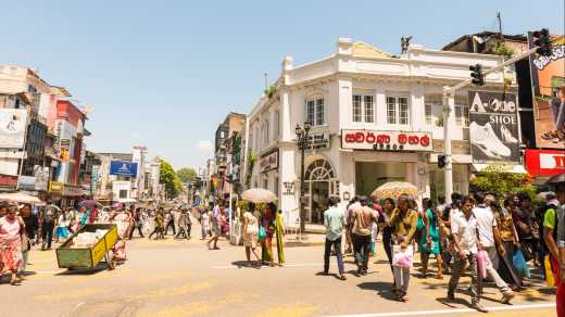 Des gens dans une rue animée de Kandy