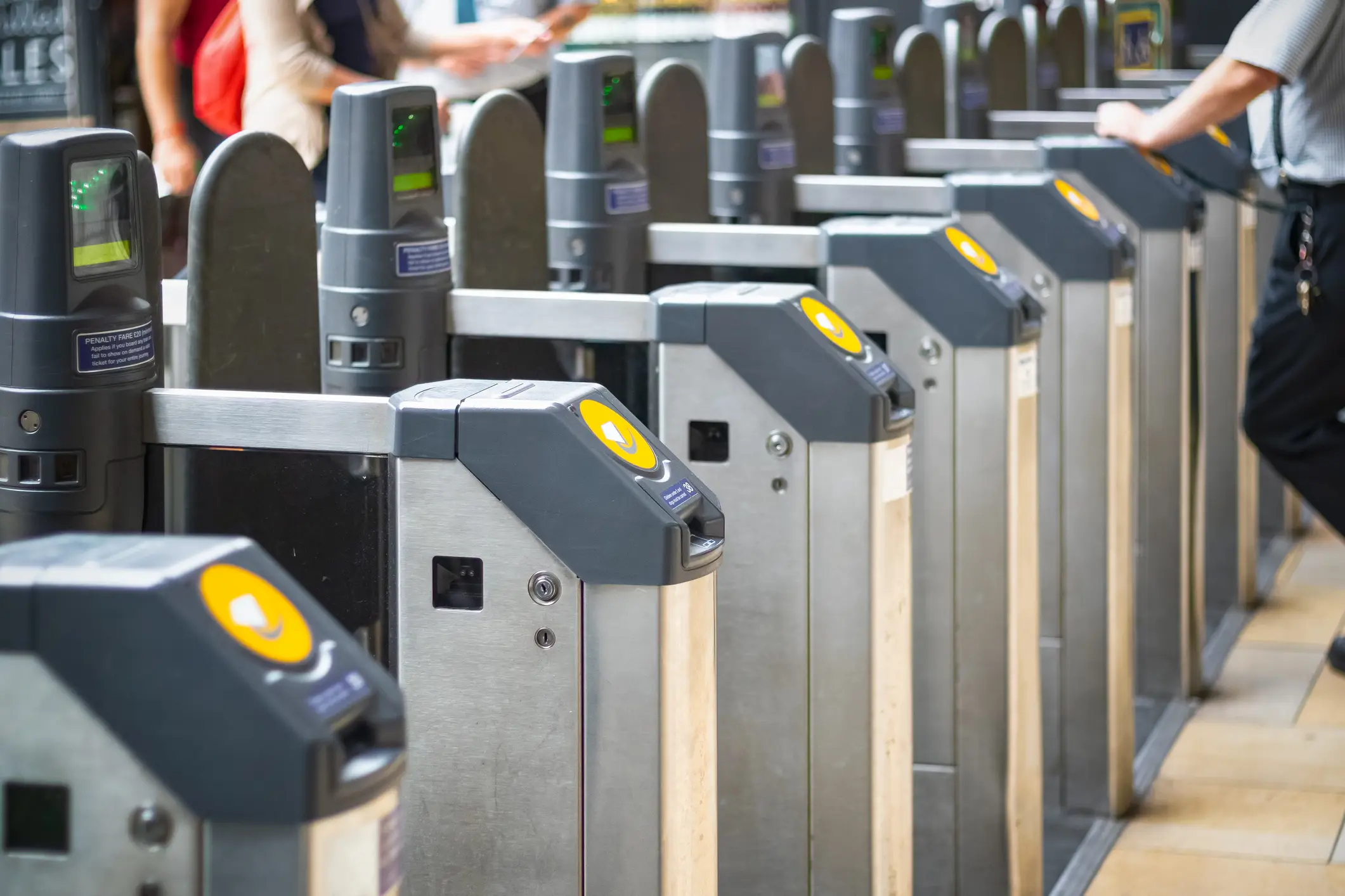 Automatische Ticketschranken am Bahnhof London Paddington