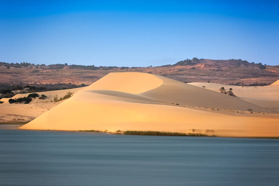 White sand dunes mit blauem Himmel, Phan Thiet, Vietnam

