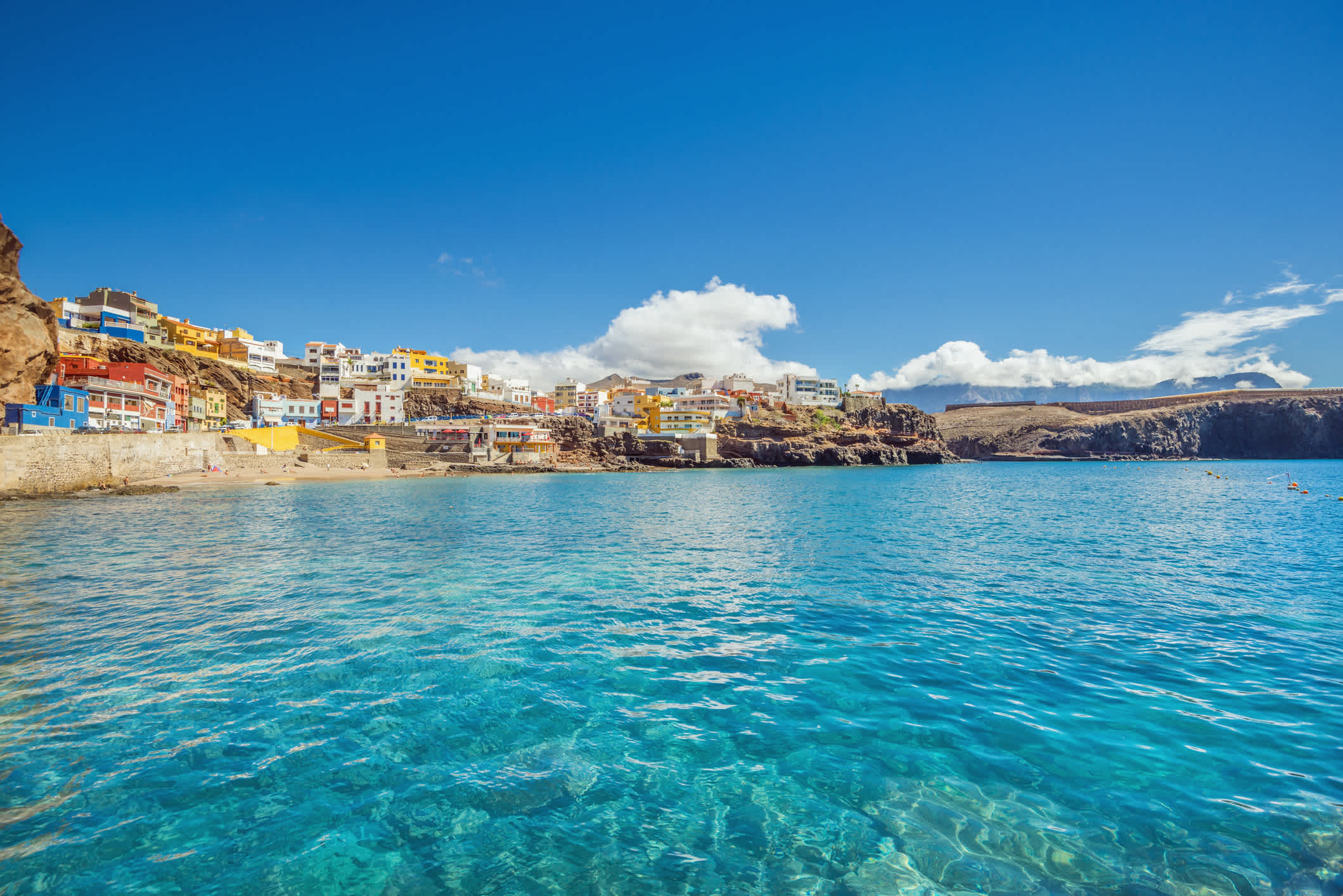 Eau turquoise au bord d'un village de Grande Canarie en Espagne