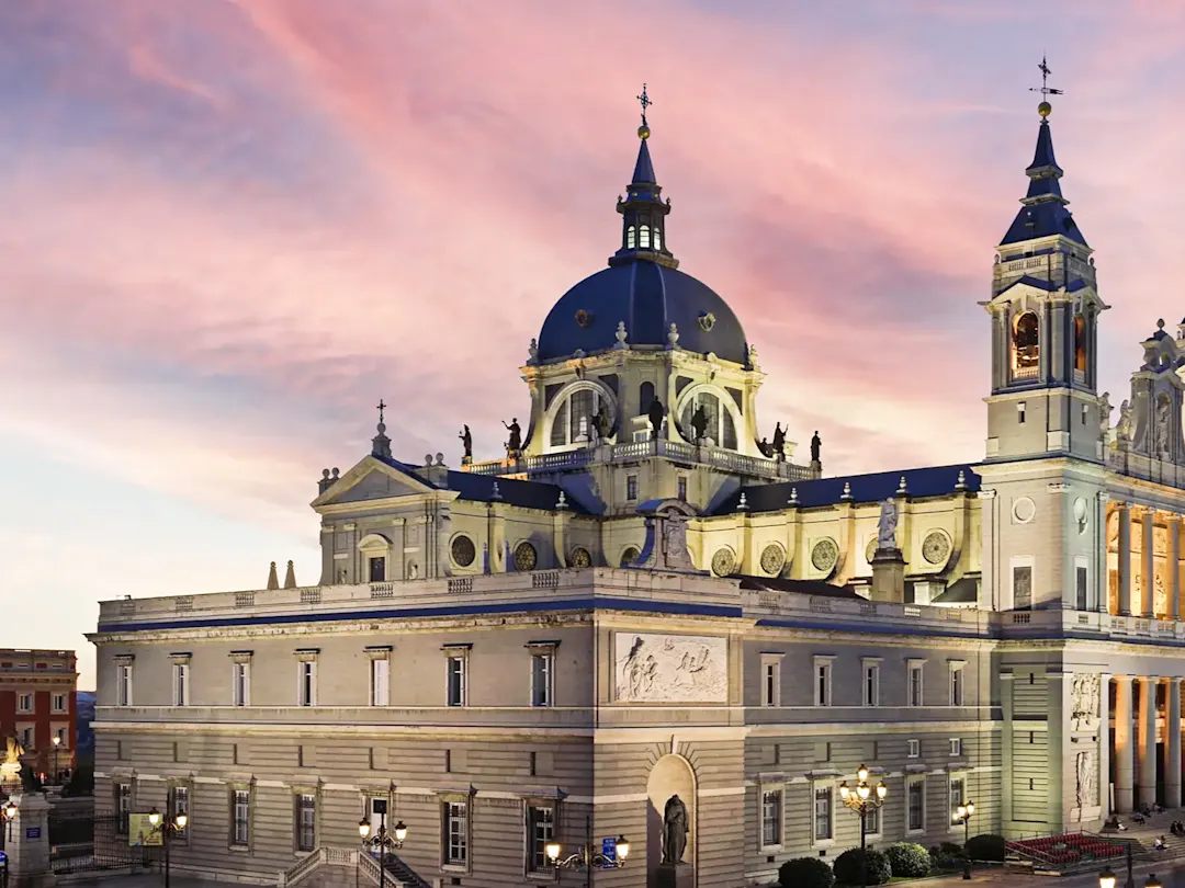 Die Almudena-Kathedrale bei Sonnenuntergang mit malerischem Himmel. Madrid, Madrid, Spanien.
