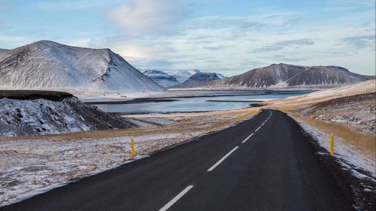 Route vide dans un fjord de la péninsule de Snéfellsnes en Islande.