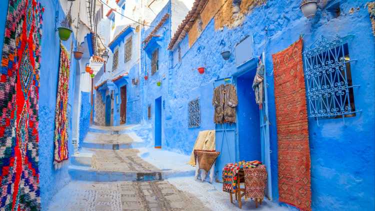 Une rue tortueuse dans le célèbre village bleu de Chefchaouen à découvrir pendant votre voyage au Maroc.