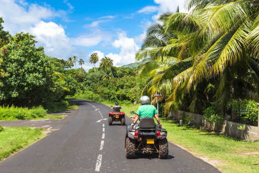 Quads auf einer Straße in Französisch-Polynesien
