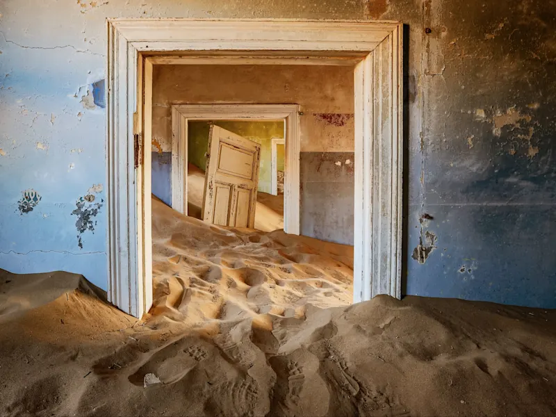 Lüderitz, Karas, Namibia Sandgefüllte Räume in einem verlassenen Gebäude. Lüderitz, Karas, Namibia.