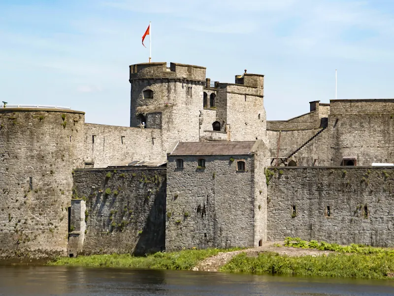 Limerick, Irland Blick auf das King John's Castle in Limerick, Irland, mit Blick auf den Fluss.