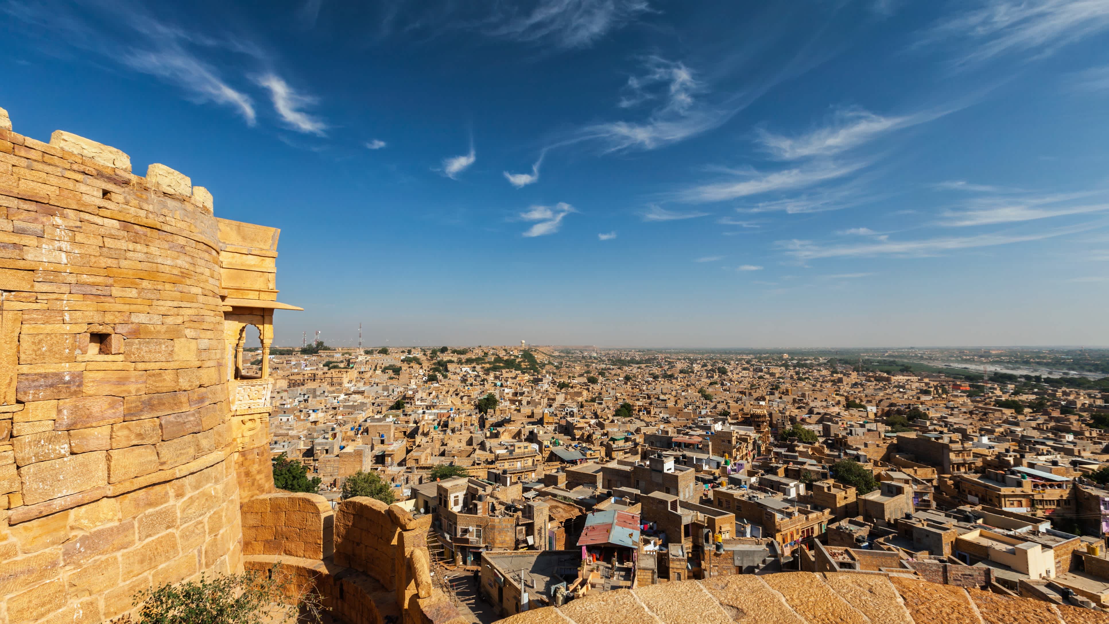 Admirez la vue sur la ville de Jaisalmer, en Inde, depuis son fort