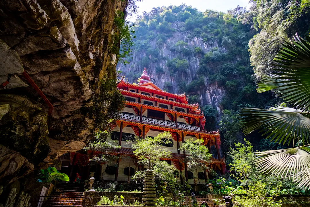 Malaysia, Perak, Ipoh, Blick nach außen und innen in die Tempelhöhle.


