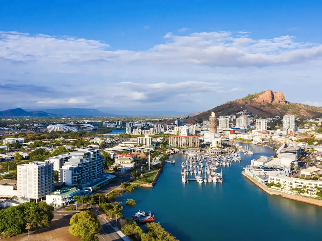 Hafenstadt mit Felsen und Yachthafen. Townsville, Queensland, Australien.
