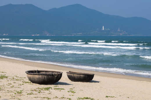 Bateaux traditionnels sur la plage de My Khe à Danang, au Vietnam