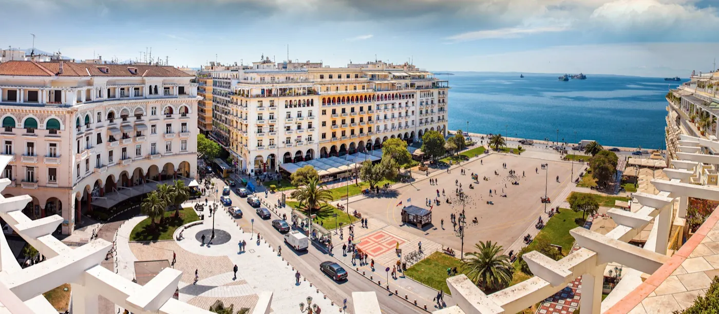 Thessaloniki, Makedonien, Griechenland Panoramablick auf den Hafen von Thessaloniki mit Promenade und mediterranem Himmel. Thessaloniki, Makedonien, Griechenland.