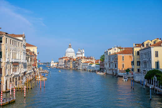 Het Canal Grande is de belangrijkste waterweg in Venetië en een must-see tijdens uw vakantie in Venetië.