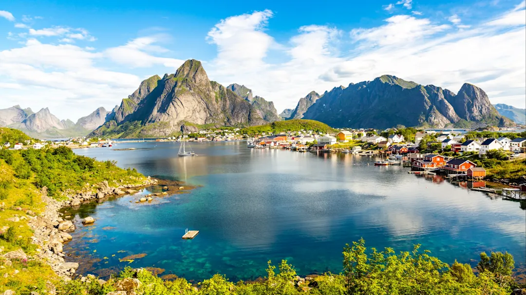 Das Panorama mit den Rorbuer Hütten bei Reine, Lofoten, Norwegen.