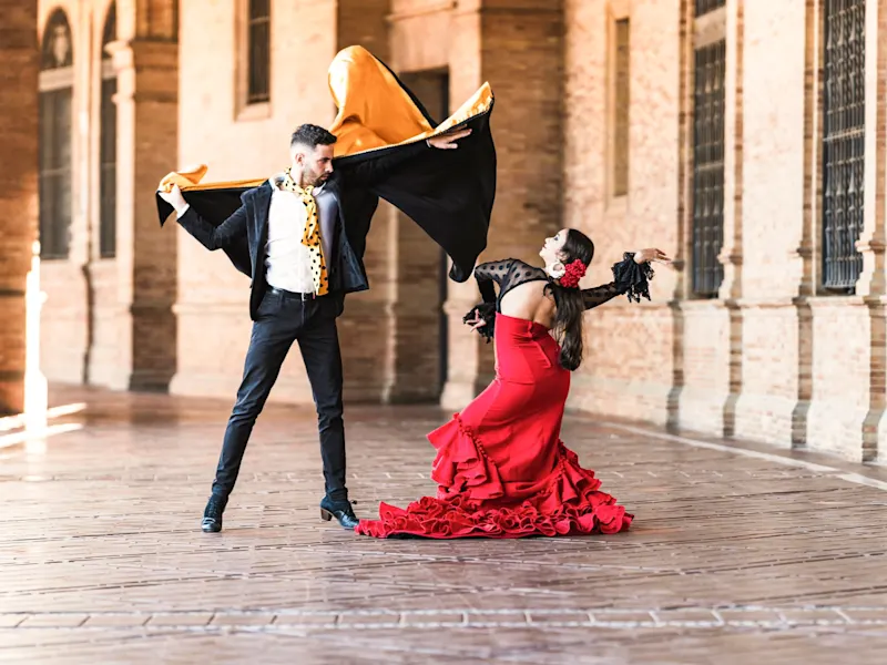 Sevilla, flamenco, Spanien Flamenco-Tänzer in traditioneller Kleidung auf der Plaza de España. Sevilla, Andalusien, Spanien.