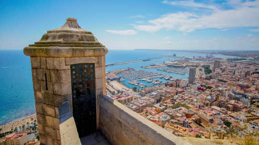 Blick von Alicante von der Garita de la Campana zum Schloss Santa Barbara