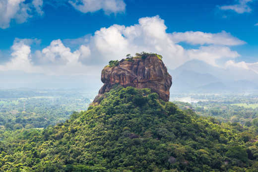 Vue sur le rocher du lion entouré de végétation, à Sigiriya, au Sri Lanka
