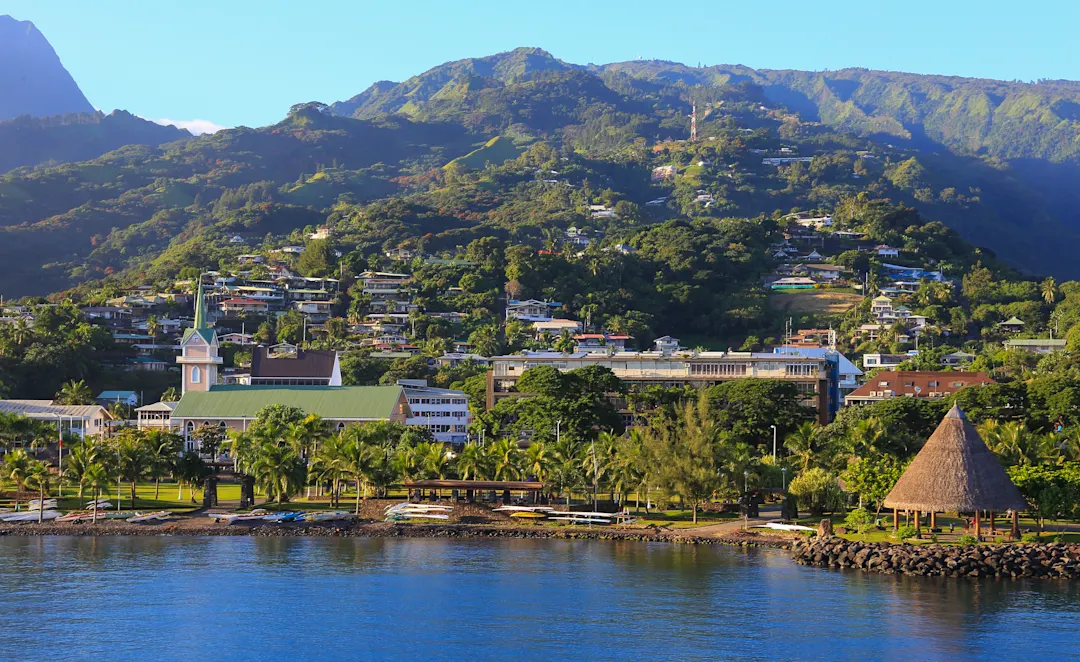 Die Stadt Papeete vom Wasser aus gesehen