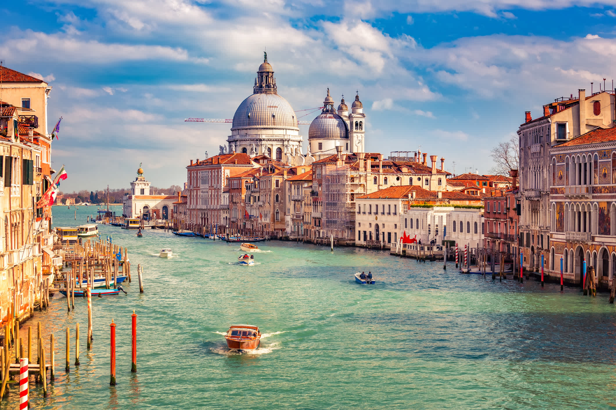 Le Grand Canal et la basilique Santa Maria della Salute à Venise en Italie