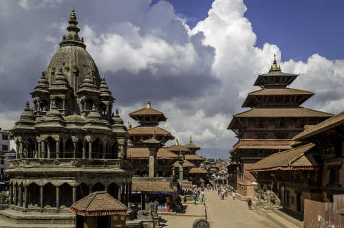 Der Durbar Platz liegt vor dem alten königlichen Palast und besticht mit beindruckenden und traditionellen Gebäude; ein weiteres UNESCO Weltkulturerbe Kathmandus.  