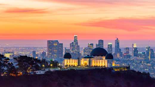 Blick_auf_das_Griffith_Park_Observatory_mit_der_Skyline_von_Los_Angeles_im_Hintergrund