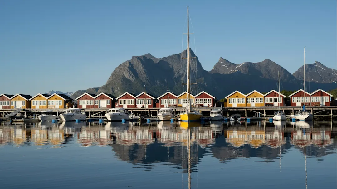Das Panorama mit Fischerhütten und Badehütten, Kjerringøy, Bodø, Norwegen.
