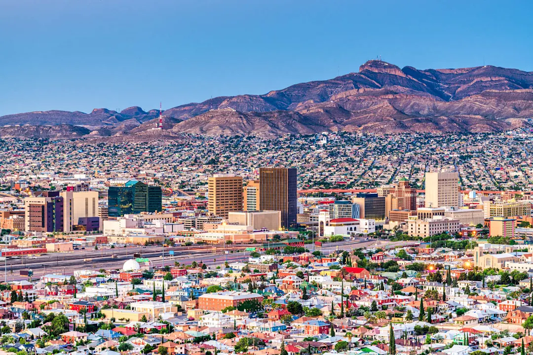 El Paso, Texas, USA – Stadtansicht der Innenstadt bei Sonnenuntergang