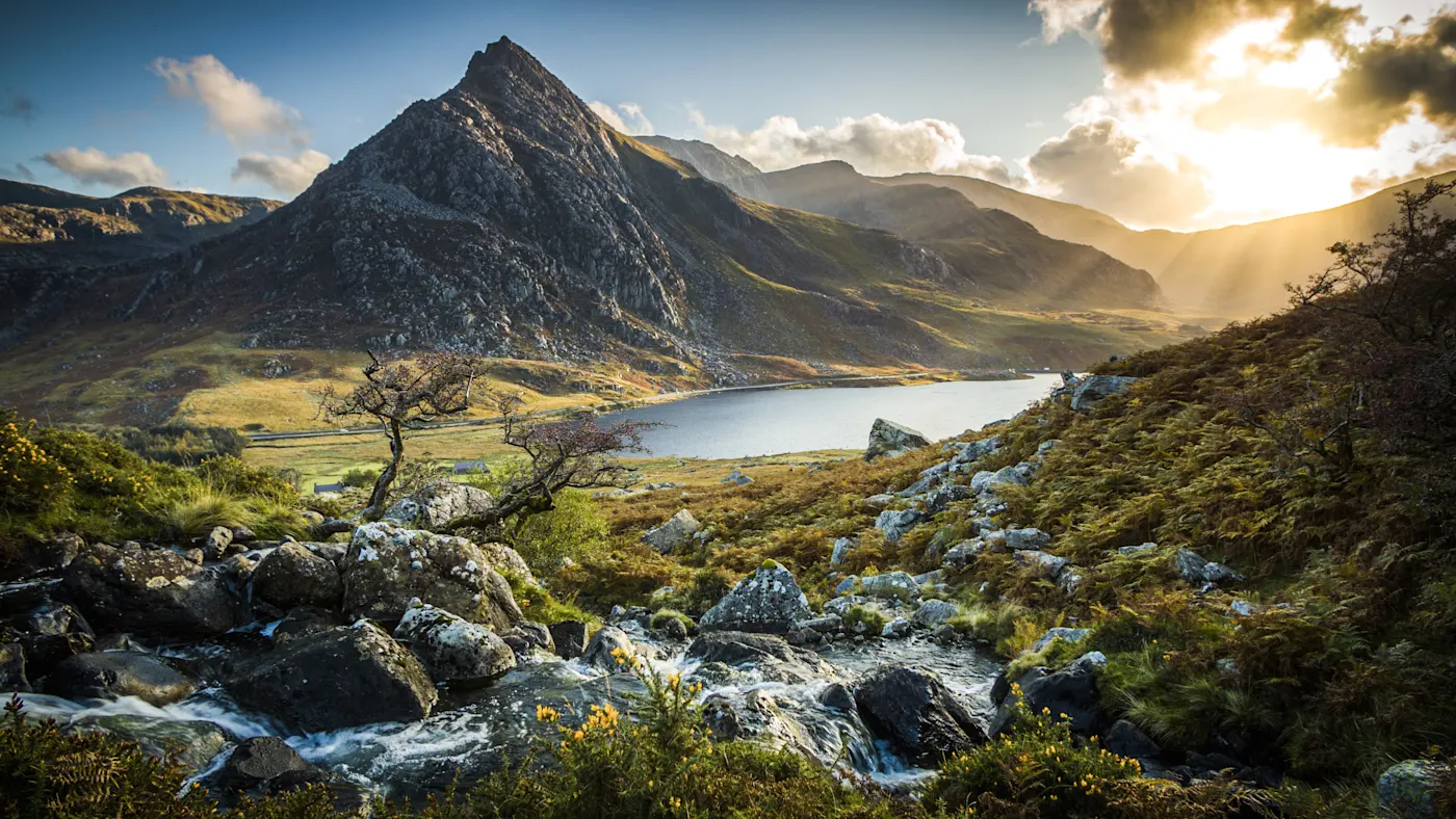 Großbritannien, Wales, Snowdonia NP Blick auf eine malerische Berglandschaft mit See bei Sonnenuntergang. Snowdonia, Wales, Vereinigtes Königreich.