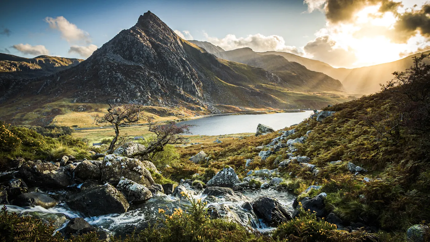 Blick auf eine malerische Berglandschaft mit See bei Sonnenuntergang. Snowdonia, Wales, Vereinigtes Königreich.