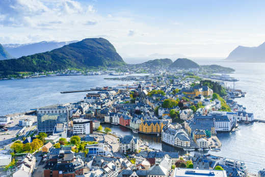 Stadtpanorama von dem Gipfel von Aksla, Alesund, Norwegen.

