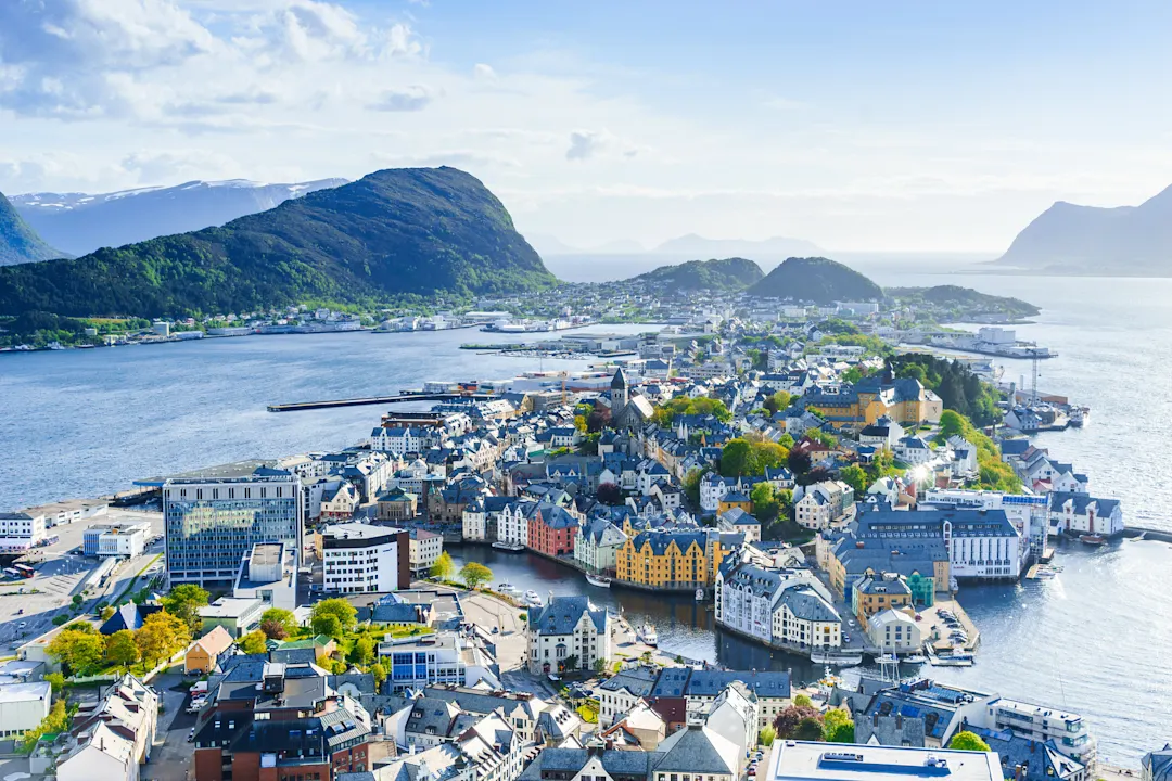 Norwegen, Alesund Stadtpanorama von dem Gipfel von Aksla, Alesund, Norwegen.