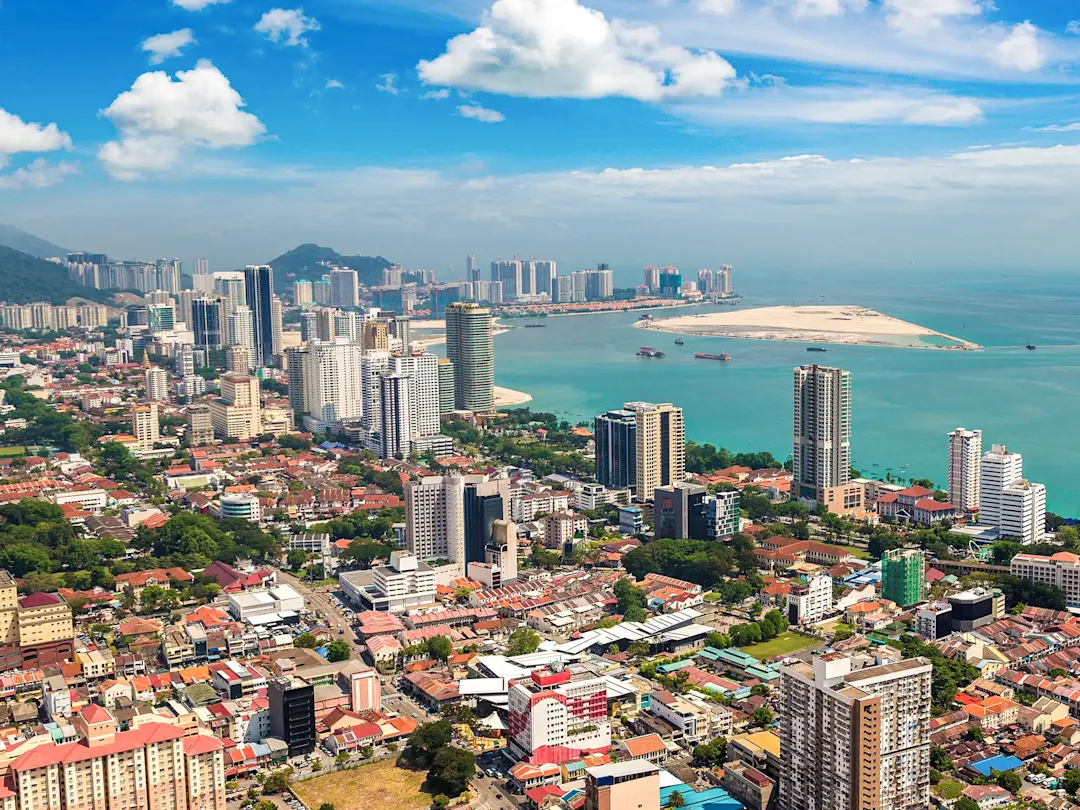 Skyline mit Hochhäusern und Küstenblick bei klarem Himmel. George Town, Penang, Malaysia.