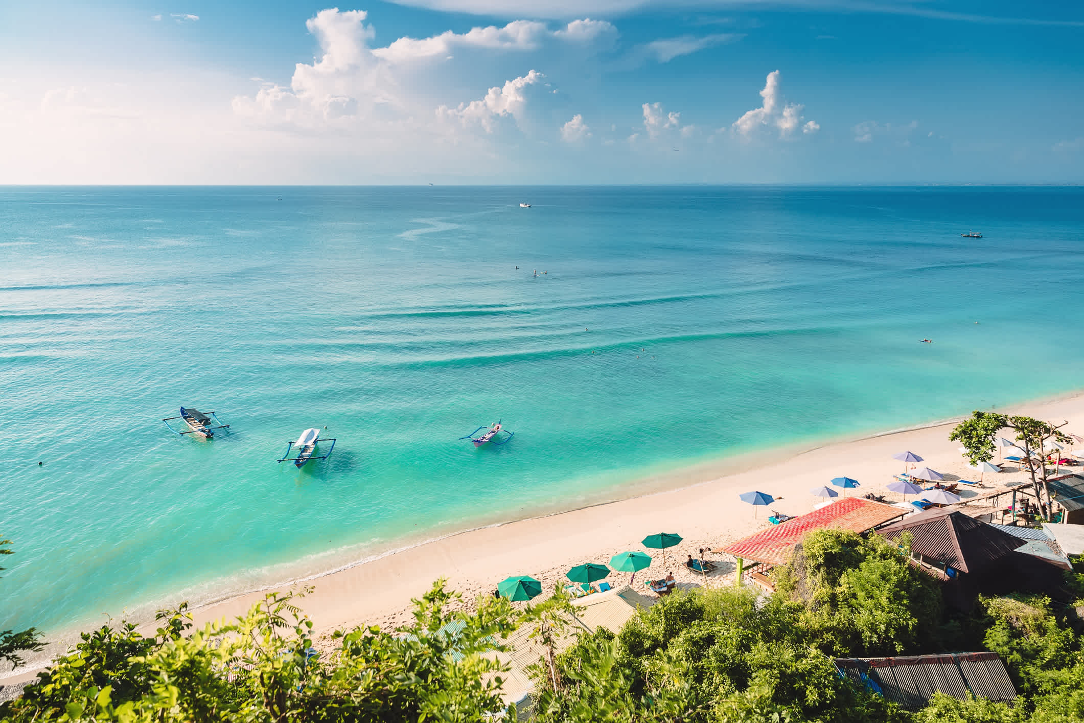 Mer tropicale, plage de sable et bateaux en Indonésie, Bali