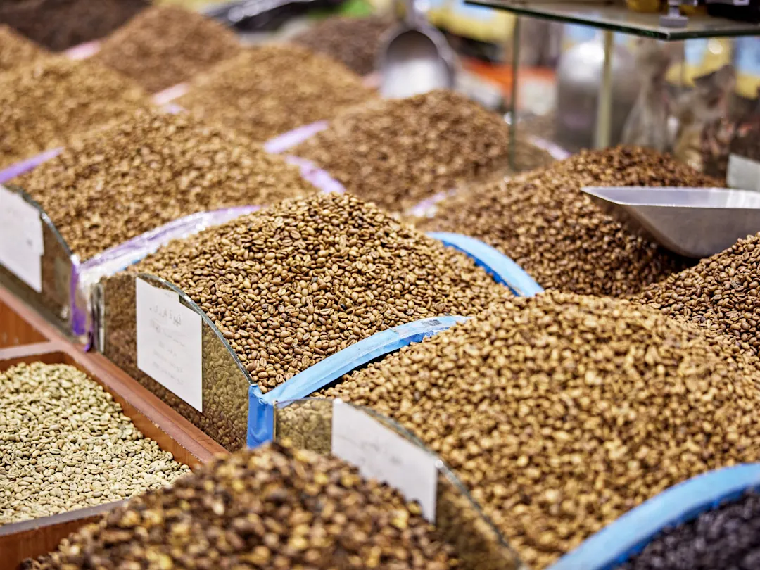 Verschiedene Sorten von Kaffeebohnen in offenen Behältern auf einem Markt. Tabuk, Tabuk, Saudi-Arabien.